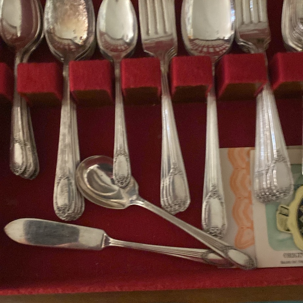 Roger’s Bros 1937 Garland Rapture service 12 
67 pieces Silver Plate all in box - Picture 4 of 6